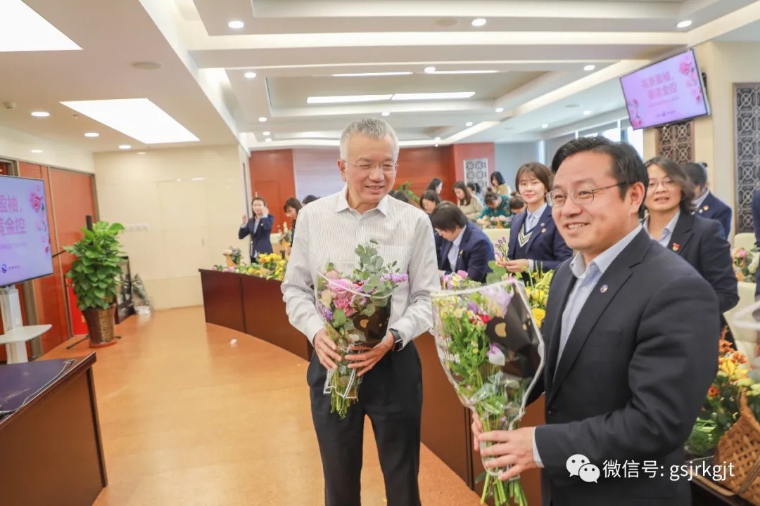 途經(jīng)一場(chǎng)花的盛放——“花香盈袖 情滿金控”插花培訓(xùn)活動(dòng)花絮